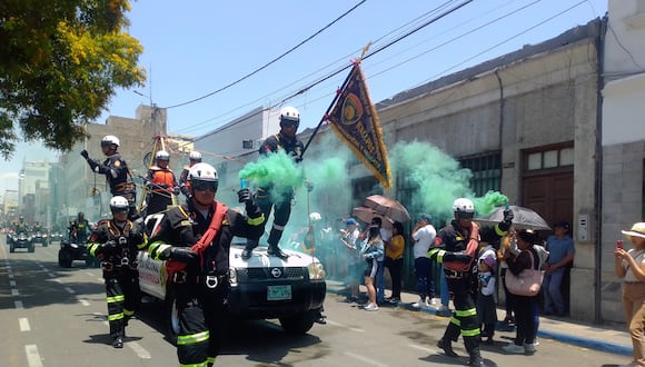 Demostración de valor y equilibrio de los agentes motorizados de Unidades de Emergencias. (Foto: Adrian Apaza)