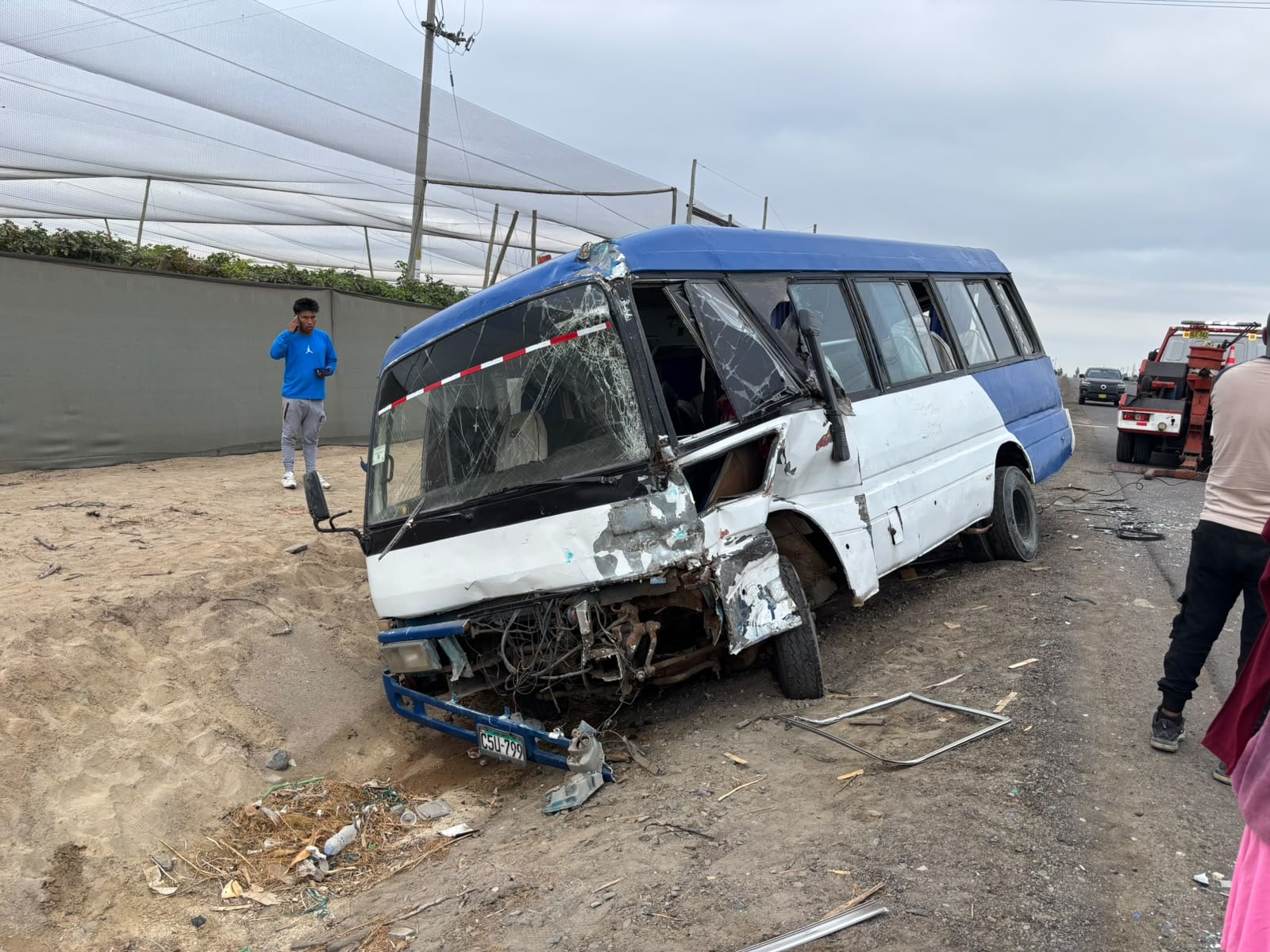 Ica: fuerte choque por alcance entre buses deja tres trabajadores agrícolas heridos en Villacurí