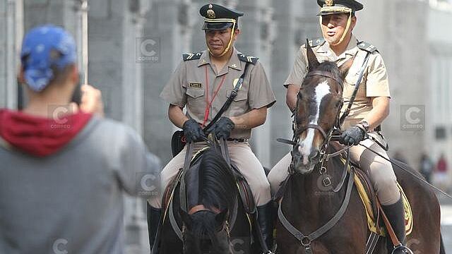 Policías a caballo patrullan calles del Centro Histórico de Arequipa (FOTOS)