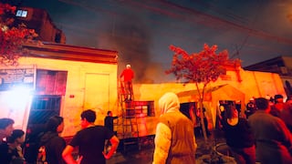 Villa El Salvador: Incendio consume fábrica de muebles y cuatro viviendas