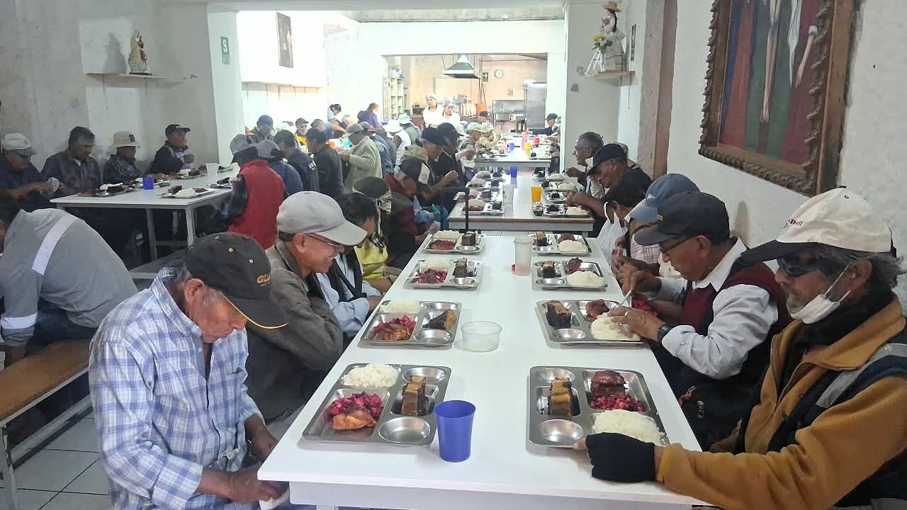 Almuerzo para 300 beneficiarios en el Día del Adulto Mayor. Foto: Arzobispado de Arequipa.
