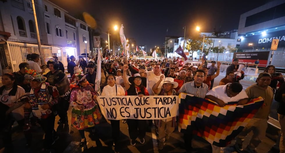 Cast of Lima: Simpatizantes de Juntos por el Perú marcha
