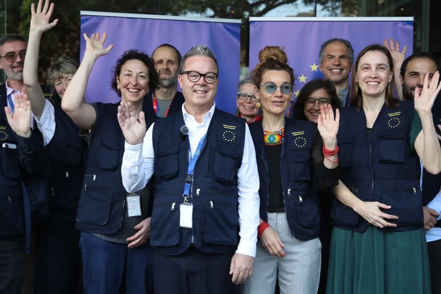 Integrantes de la Misión de Observación Electoral de la Unión Europea saludan antes de dirigirse a varios centros de votación a nivel nacional este martes, en Lima (Perú). EFE/ Paolo Aguilar