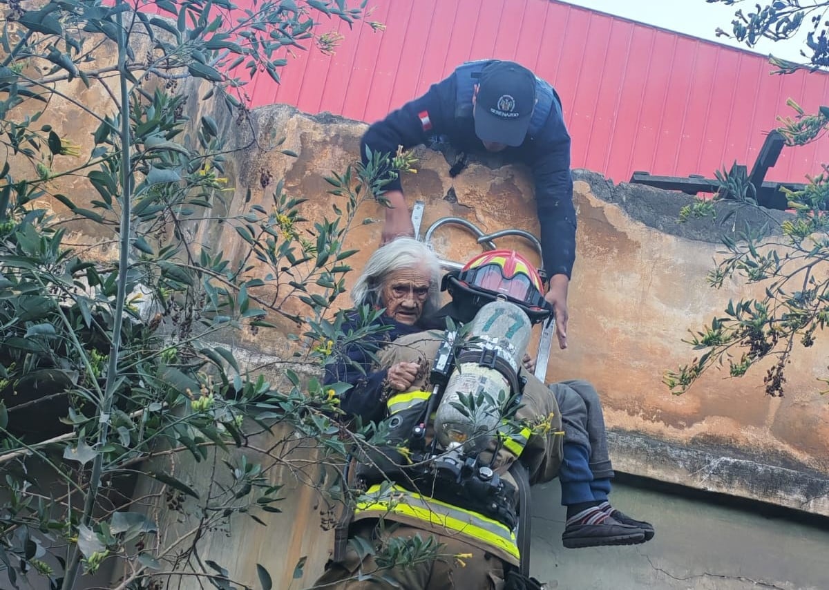 Adultos mayores fueron rescatados por el techo tras incendio en vivienda en Arequipa (Foto: Municipalidad de Arequipa)