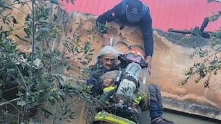 Adultos mayores fueron rescatados por el techo tras incendio en vivienda de Arequipa