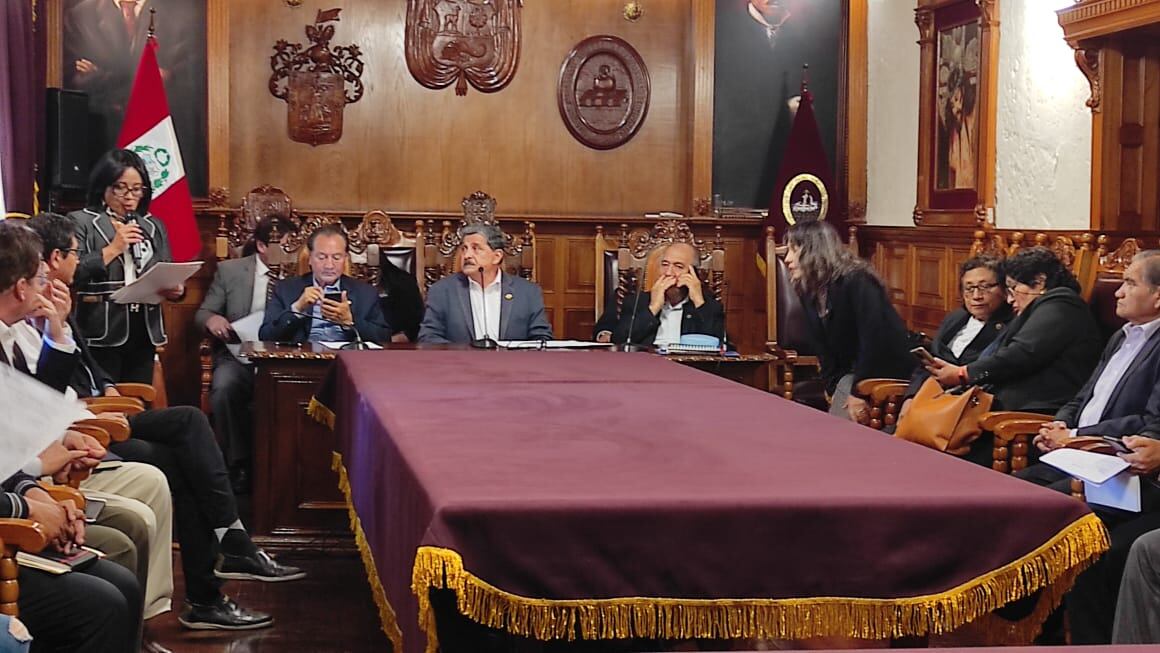 El rector de la Unsa con los decanos de las facultades. Foto: GEC.