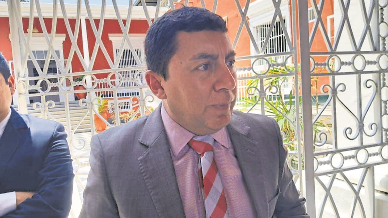 Pedro Armas Plasencia ha enviado una solicitud al gobernador de La Libertad en la que indica que una norma autoriza que le equiparen su salario al del Gerente General de la Región, Martín Namay. Es decir, pasaría de ganar S/ 8 mil a S/12 mil. Abogado dice que se lo “merece” por todos los logros que ha obtenido.