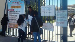 Estudiantes de Puno se encadenan en el campus universitario 
