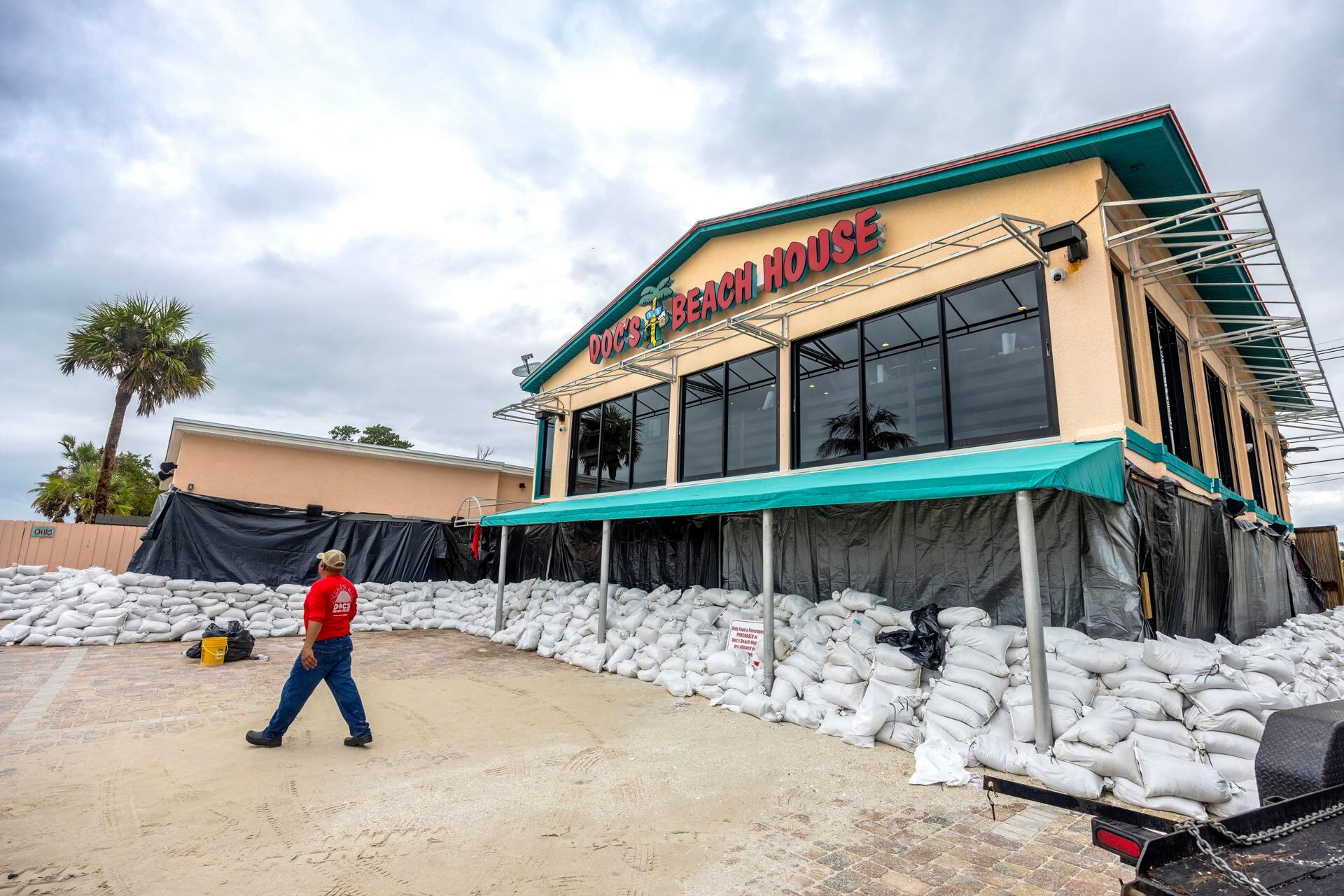 Restaurante rodeado de bolsas de arena mientras la ciudad se prepara para el huracán Milton en Bonita Beach, Florida. (Foto: EFE/EPA/CRISTÓBAL HERRERA-ULASHKEVICH).