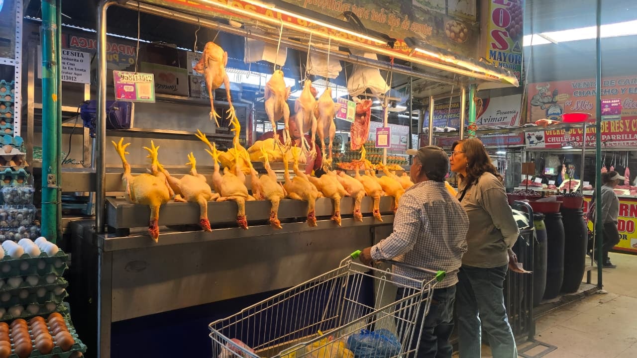 Kilo de pollo desde 8.50 soles en el mercado Metropolitano, en Arequipa. (Foto: Yunsu Pariapaza/@photo.gec)
