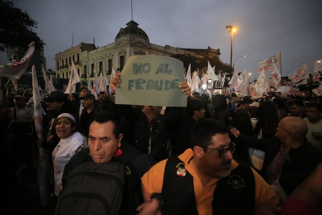 Marcha convocada por Juntos por el Perú continúa su recorrido por el Centro de Lima