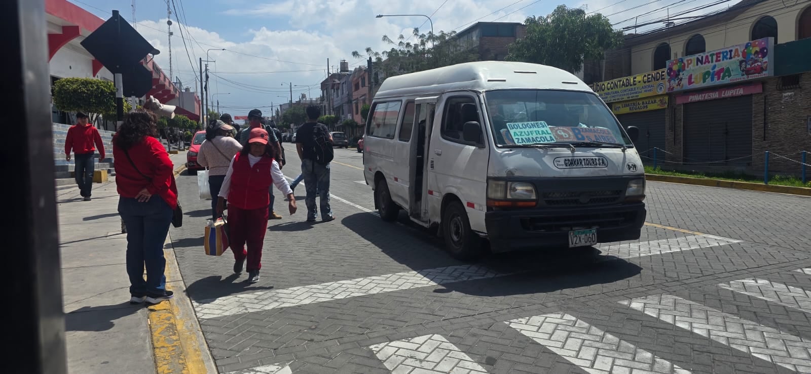 Pasajeros varados en Cayma por falta de buses del SIT. Foto: GEC.