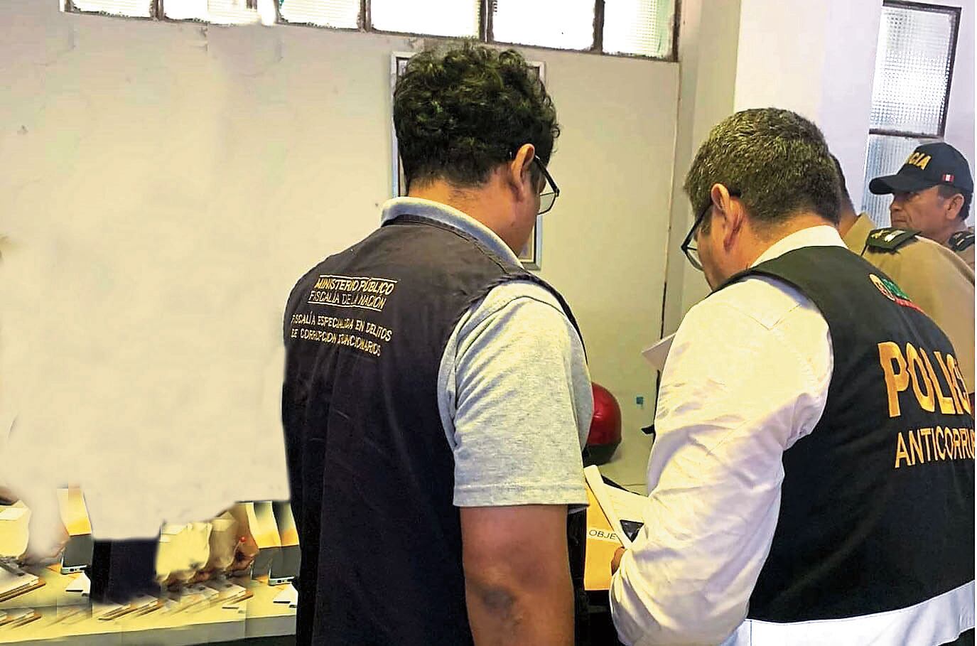 El jefe de la Región Policial Piura, general PNP Manuel Farías Zapata, señaló que los dos suboficiales de la comisaría de Castilla que se encuentran detenidos por una presunta coima que habrían solicitado y recibido de un joven mediante el aplicativo Yape y en efectivo, fueron separados de la institución policial.