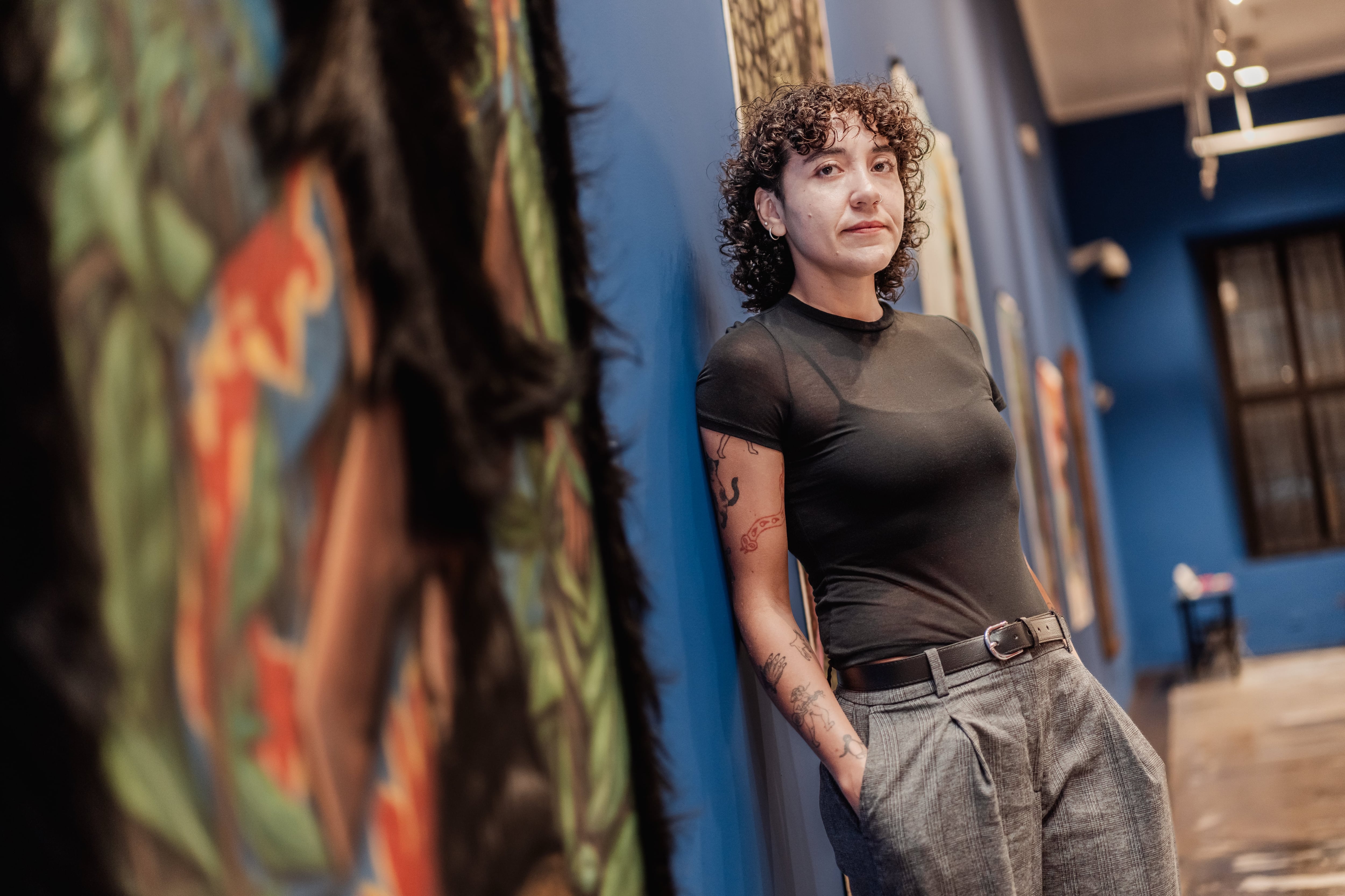 La muestra reúne obras realizadas por la artista peruana desde 2018 hasta la actualidad y cuenta con la curaduría de Karen Bernedo y Gabriela Germaná. El ingreso al Museo Central del BCRP es gratuito.