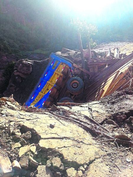 Autoridades de la zona piden a la Región y al Gobierno Central tomar medidas inmediatas para restablecer el tránsito.