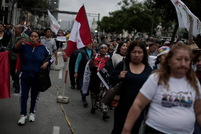 Marcha convocada por Juntos por el Perú se desarrolla bajo estricto resguardo policial