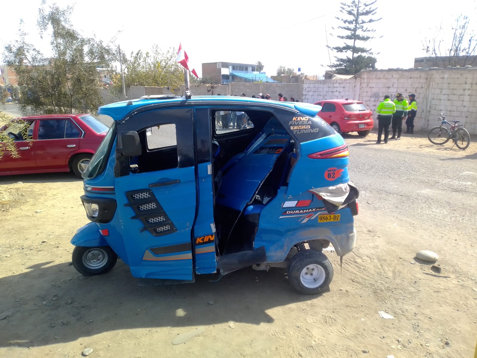 Mototaxi terminó con serios daños en el impacto con el auto rojo. (Foto: Correo)