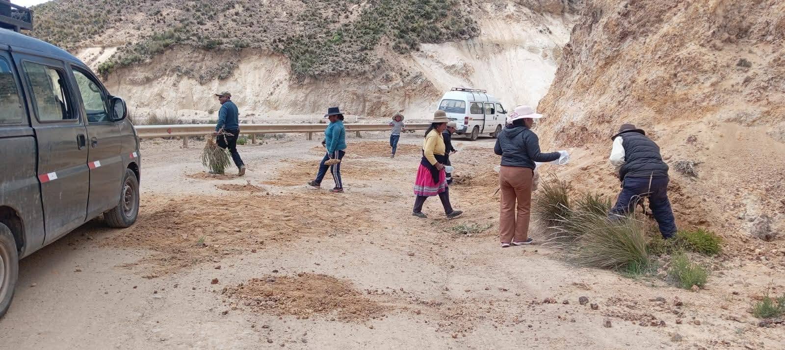 Pobladores de Andagua hicieron faena comunal para tapar los huecos en la carretera Ar-106