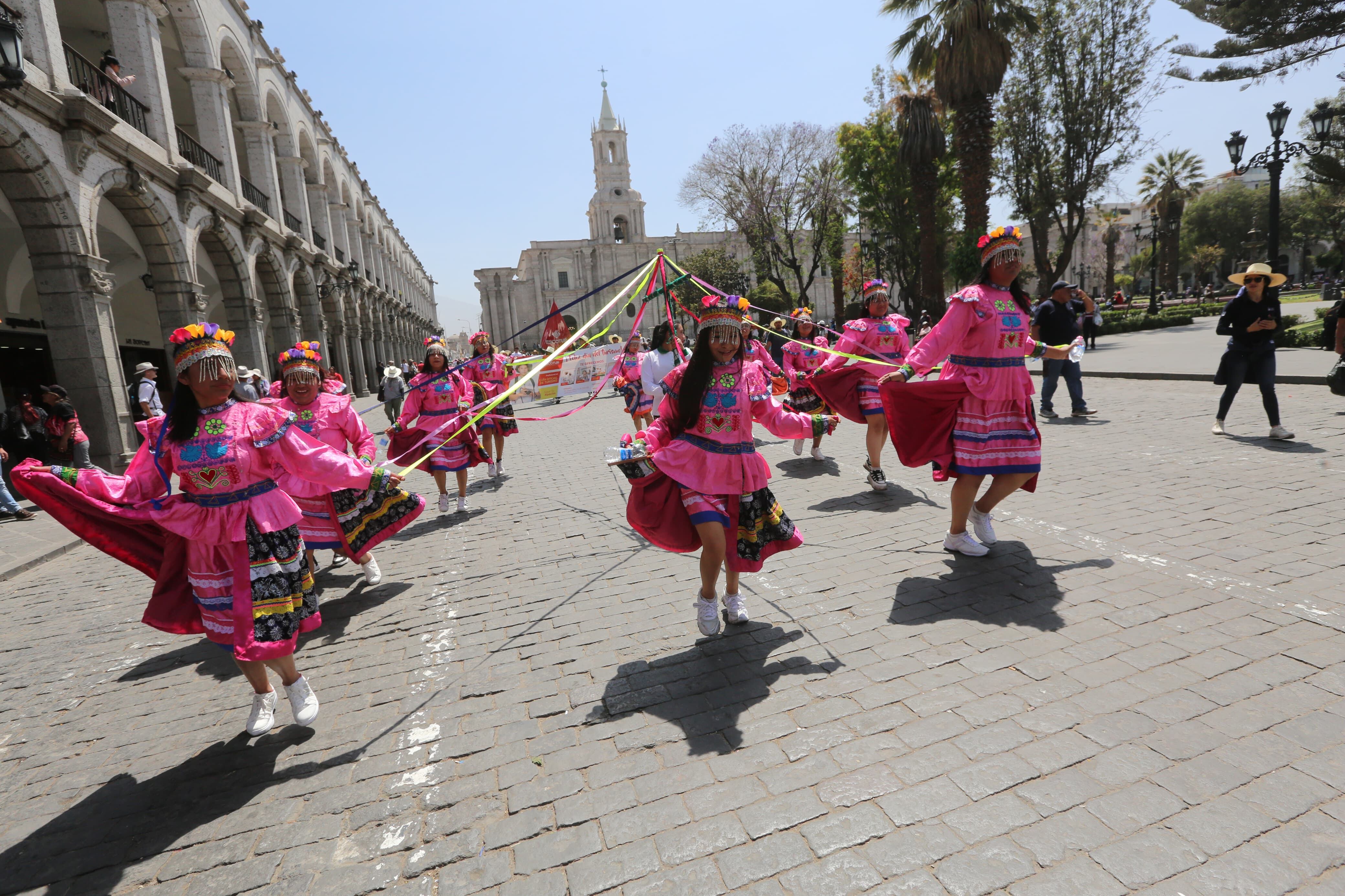 Pasacalle por el Día del Turismo. FOTO: Leonardo Cuito.