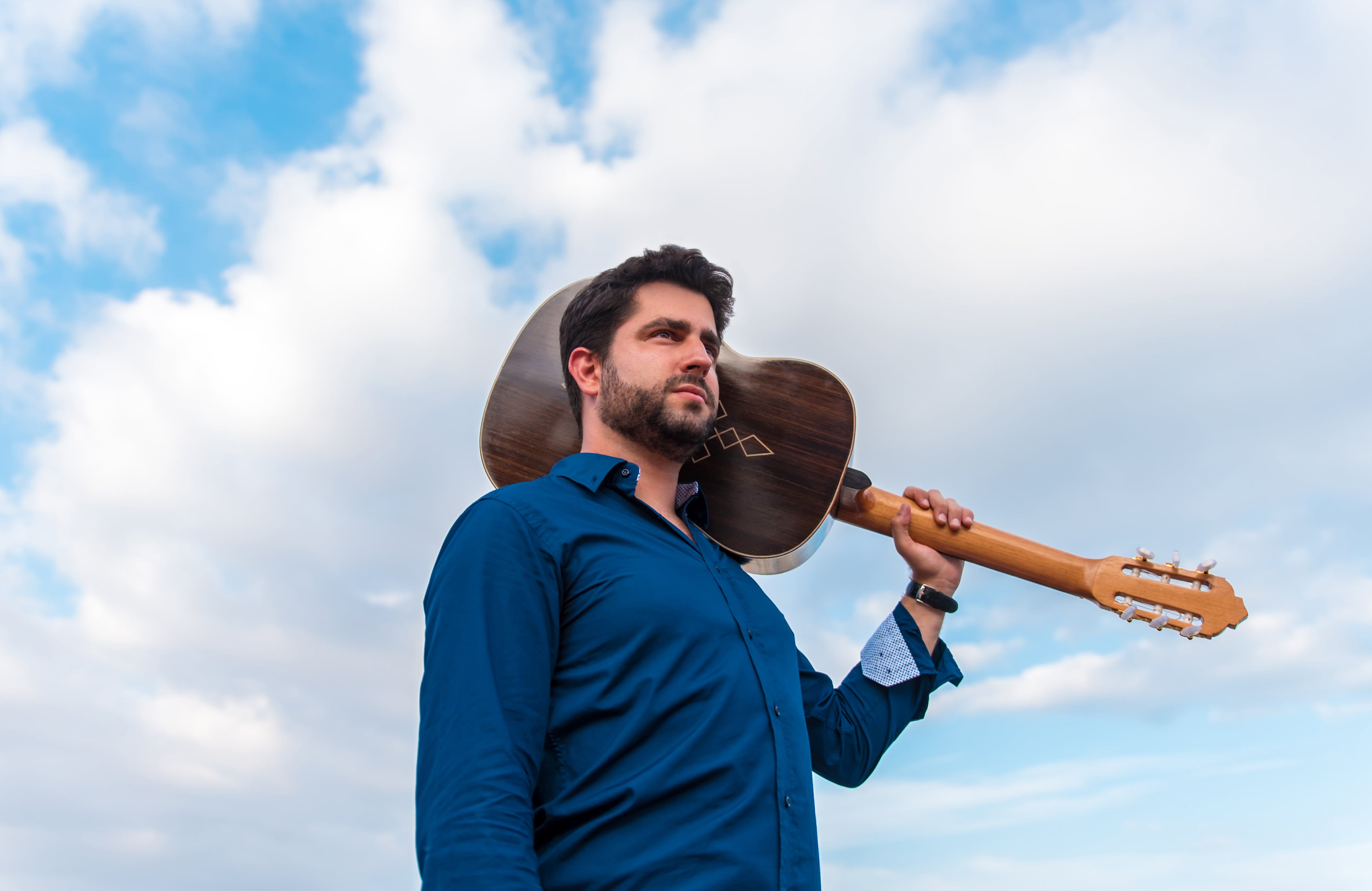 El programa de Aguirre, estará centrado en dos obras esenciales del repertorio: el “Concierto de Aranjuez”, una de las piezas predilectas del siglo XX y la “Fantasía para un gentilhombre”, ambas del compositor español Joaquín Rodrigo. Foto: Liz Isles.