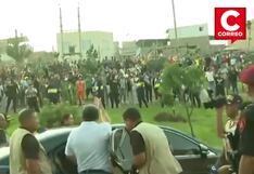 Ministro Santiváñez es abucheado y recibe pedradas tras operativo policial en Lurín (VIDEO)
