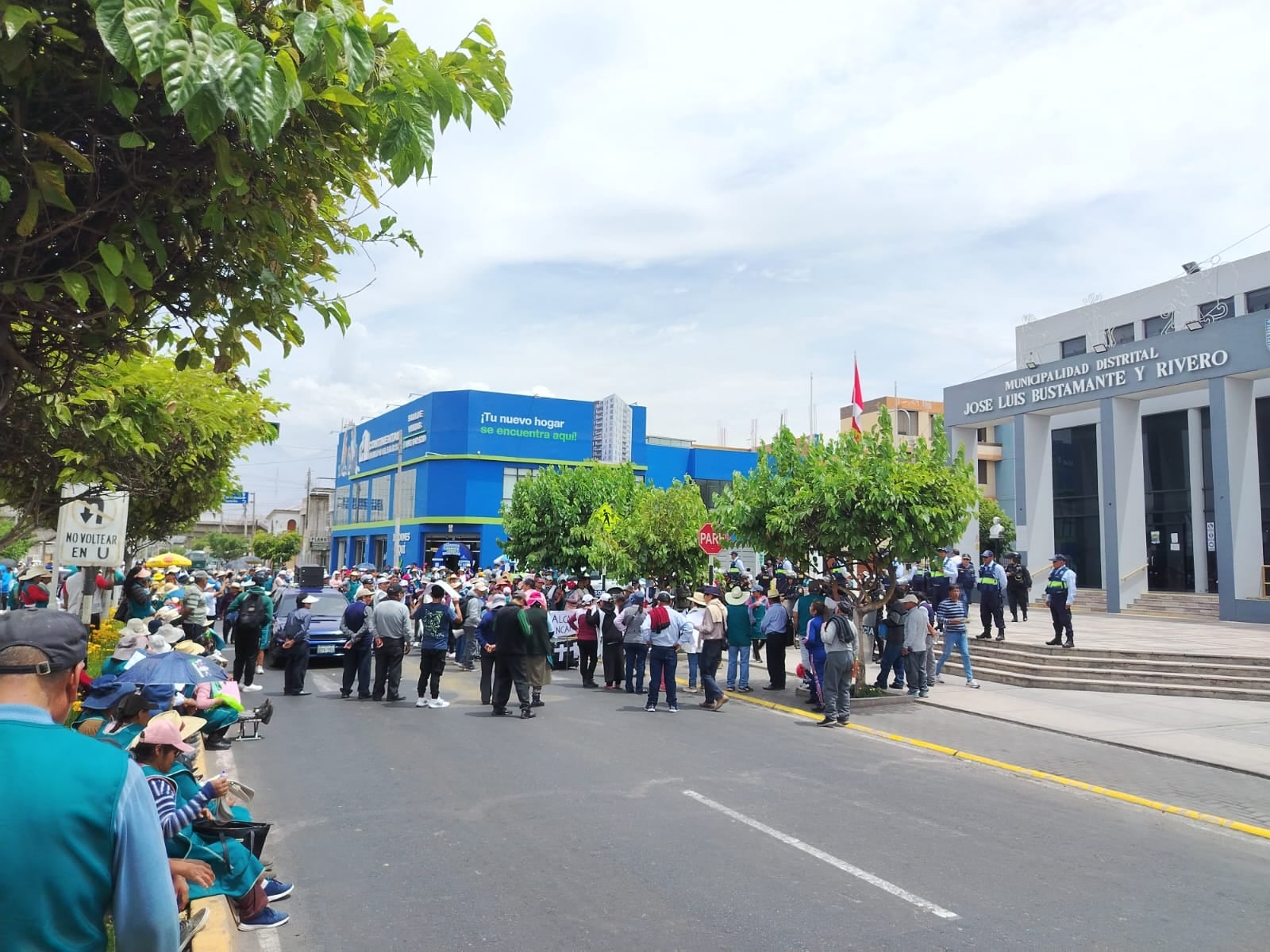 Comerciantes llegaron a la Municipalidad Distrital de José Luis Bustamante y Rivero. Foto: I. Contreras.