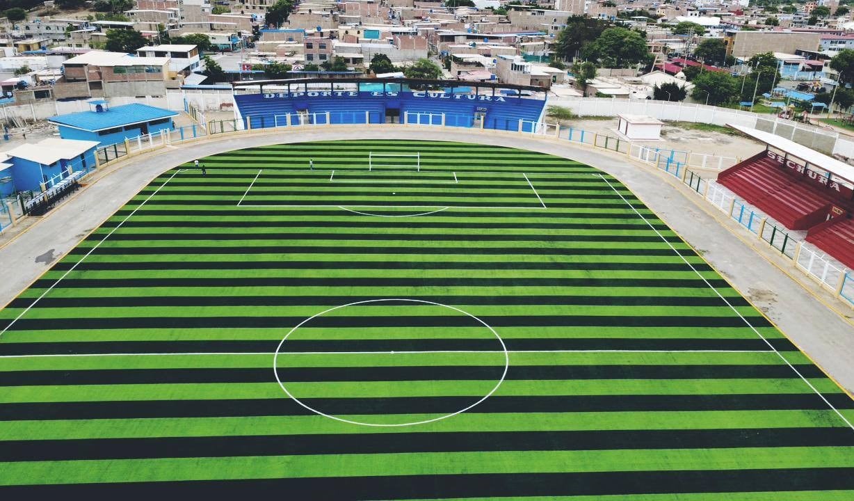 Tiene certificación FIFA e ISOS para canchas de alto tránsito.