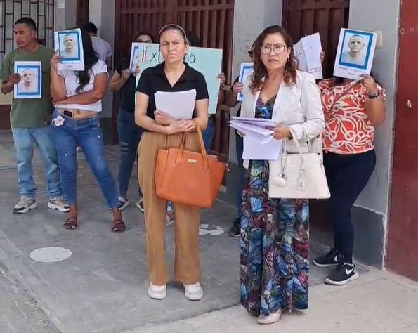 Profesores y tutoras, junto a las madres de los alumnos afectados, protestaron en el frontis del colegio Juan Pablo II en la ciudad de Paita