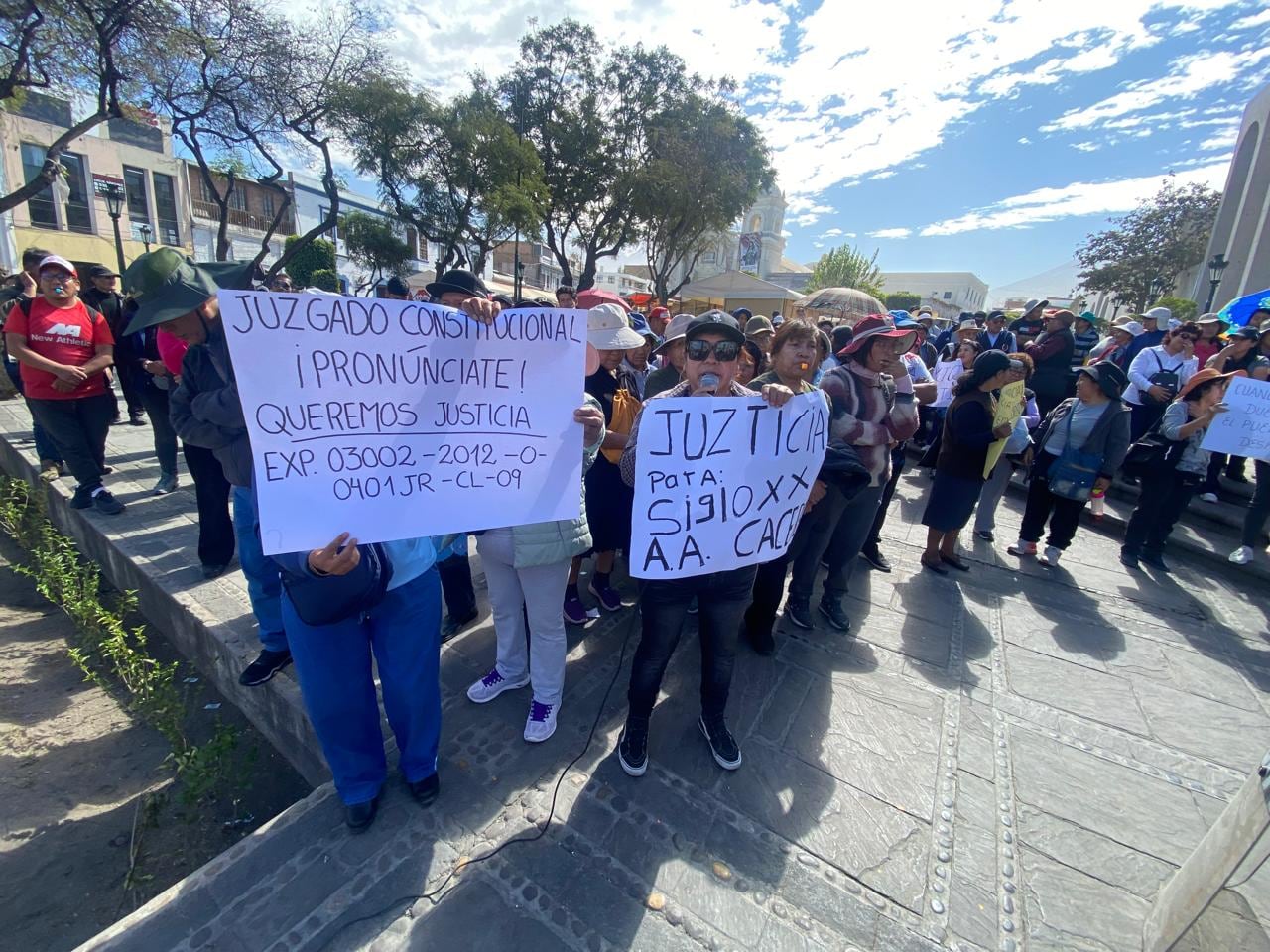 Comerciantes de la Asociación Ferial Siglo XX protestan contra sentencia judicial. Foto: GEC.