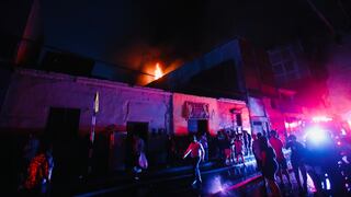 Barrios Altos: Al menos 30 unidades de bomberos atienden incendio de gran magnitud