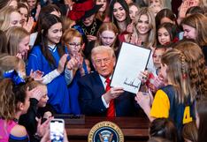 Donald Trump firma decreto que impide a atletas transgénero participar en deportes femeninos