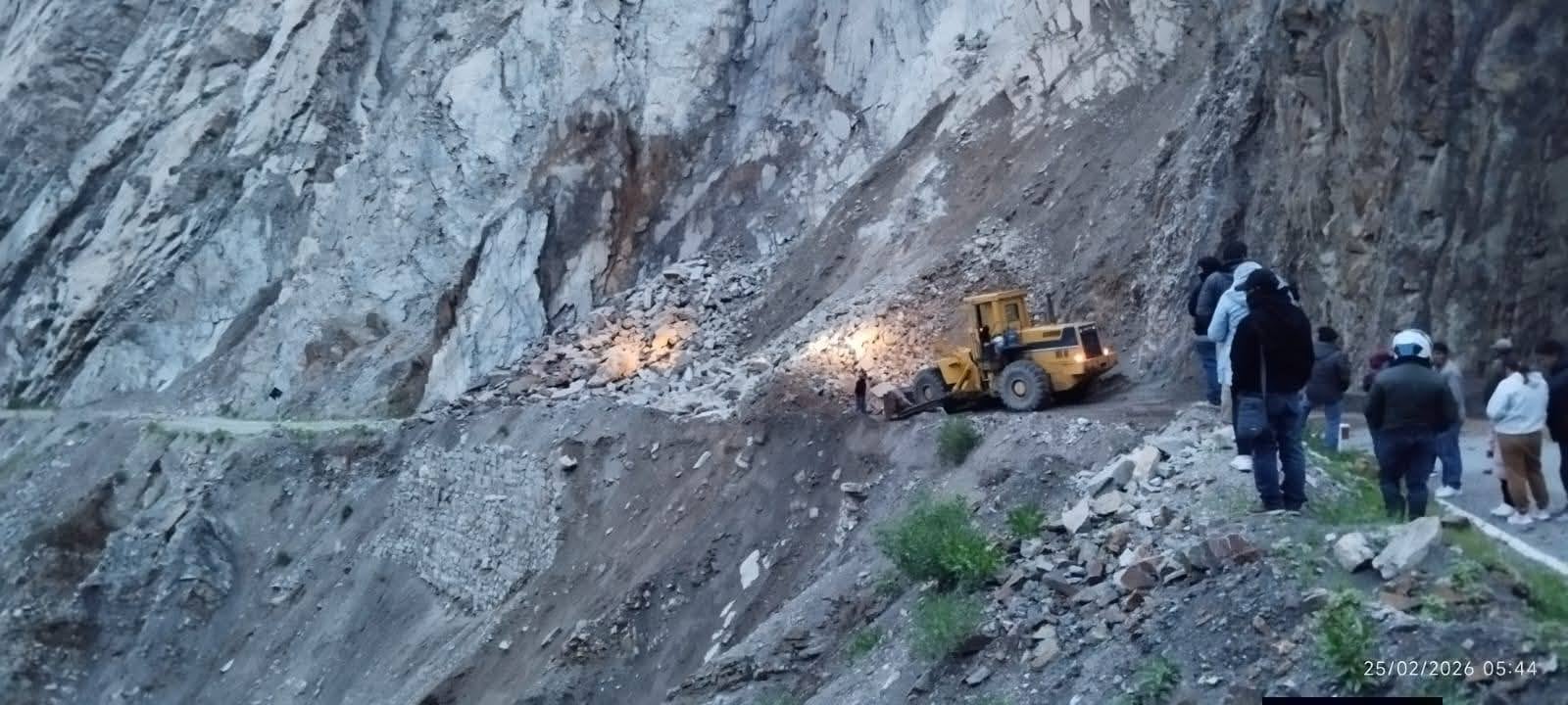 Maquinaria trabaja en la zona para limpiar la carretera (Foto: Difusión)