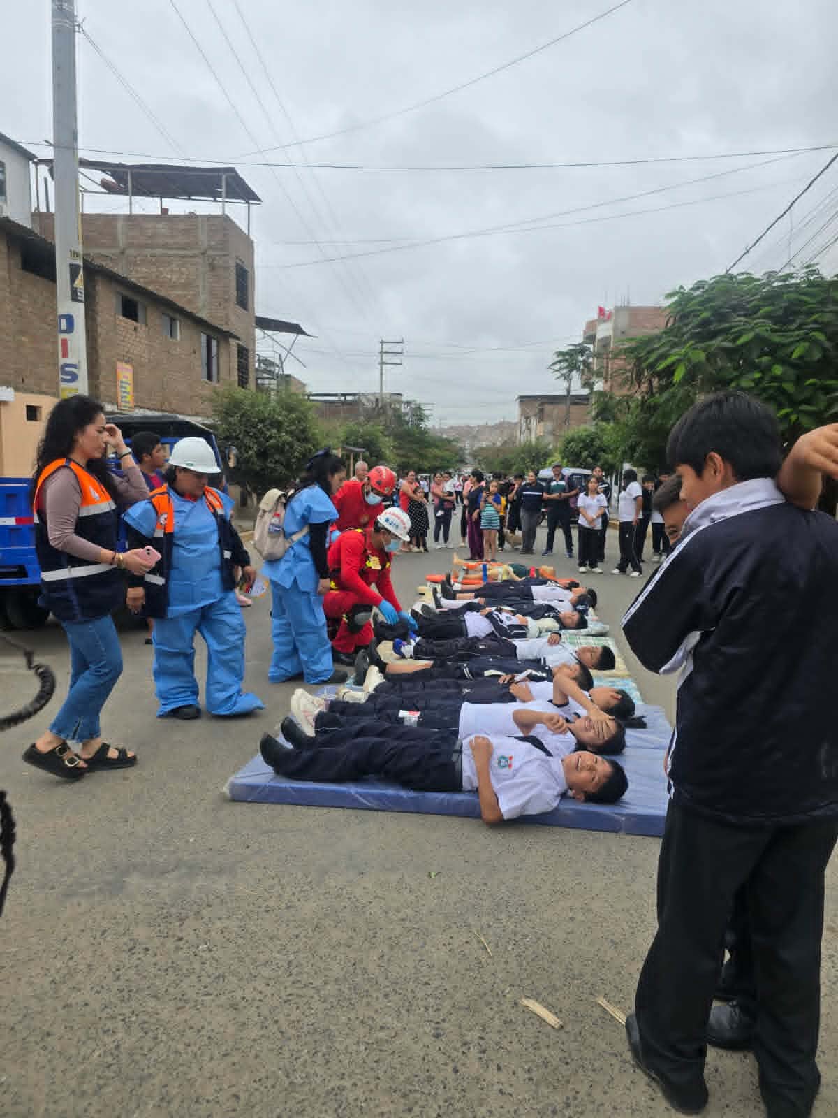 Asimismo, se reportaron 4 mil 300 viviendas afectadas, 3 mil 100 viviendas colapsadas y 8 mil 500 damnificados. Esto, como parte del ejercicio de preparación ante un eventual sismo de gran magnitud.