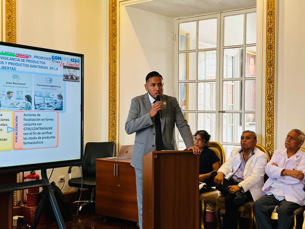 Anunció proceso de contratación para cubrir 2,800 plazas asistenciales en La Libertad.