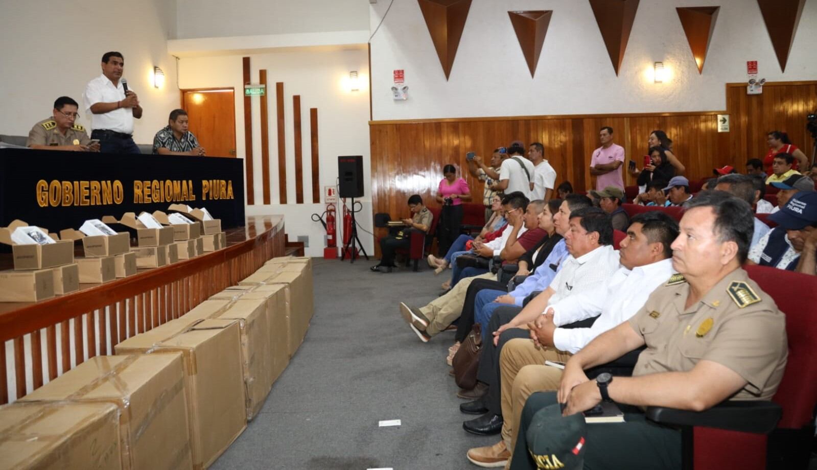 Gobierno Regional entrega radios portátiles a ronderos de la sierra piurana