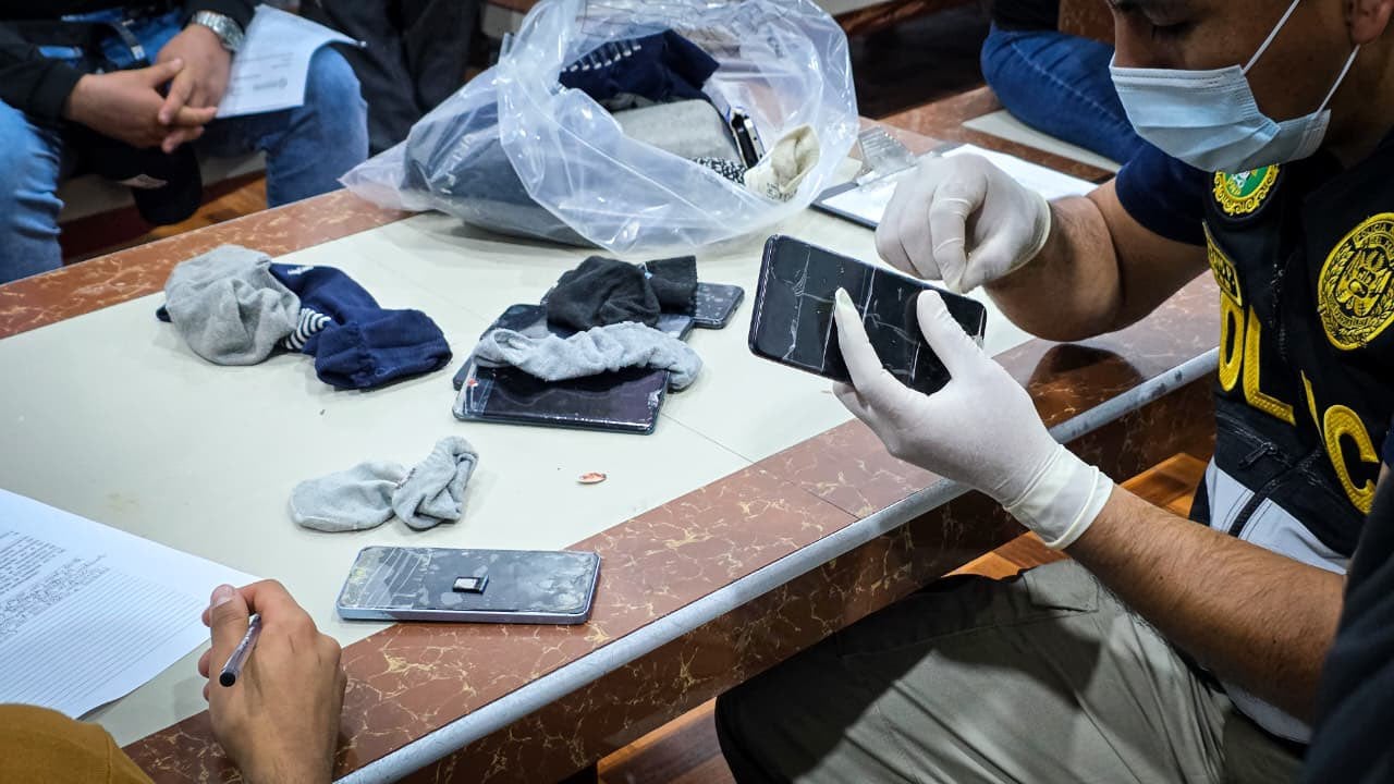 La intervención comprendió celdas y áreas comunes vinculadas a internos investigados por crimen organizado. Los equipos serán peritados para determinar posibles conexiones con actividades delictivas. (Foto: Ministerio Público)