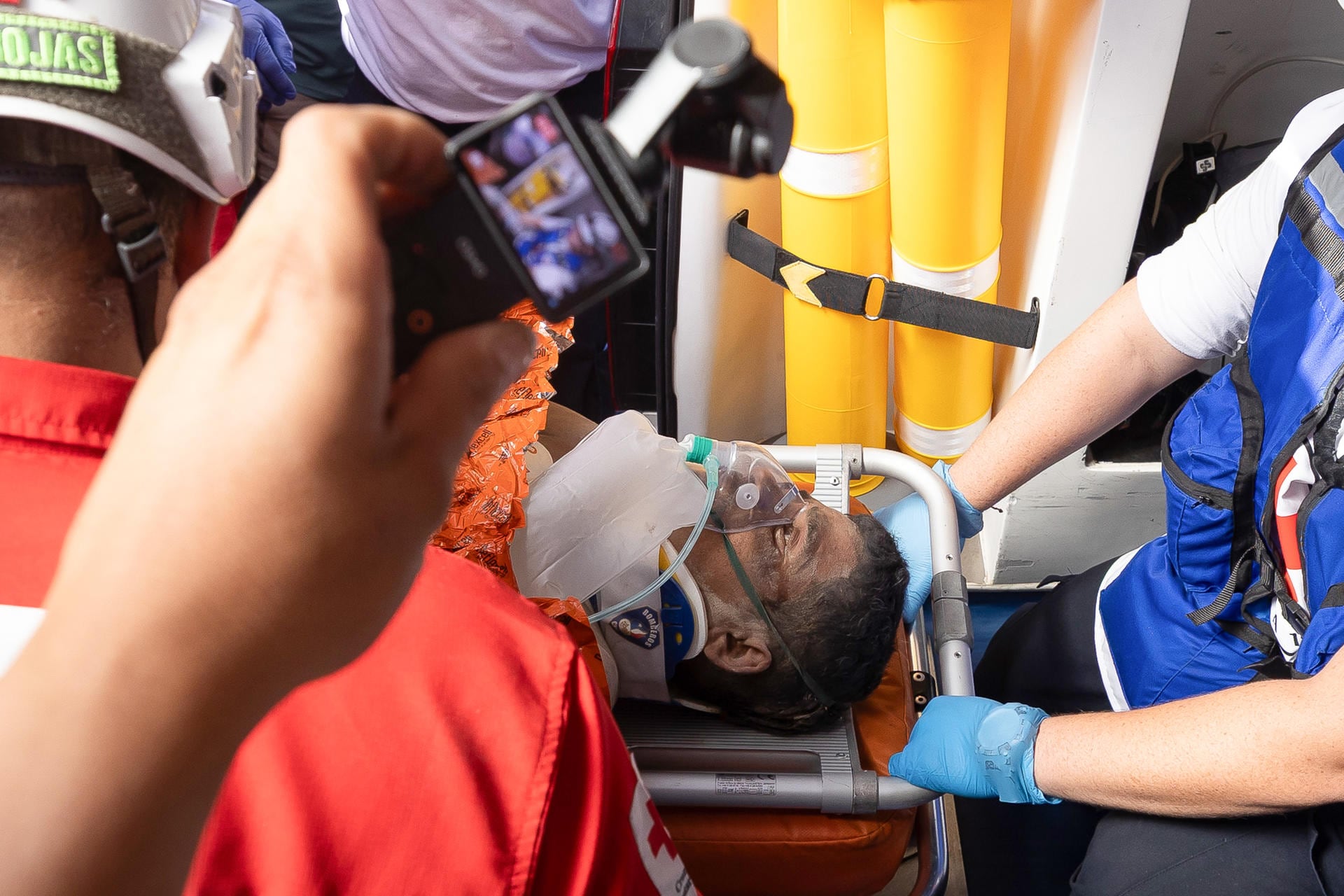 AME6582. CATIA LA MAR (VENEZUELA), 02/07/2026.- Rescatistas trasladan a un superviviente de los terremotos en Venezuela, tras ocho días bajo los escombros de un edificio y una operación de salvamento de casi 72 horas, este jueves en Catia La Mar (Venezuela). EFE/ Ronald Peña R