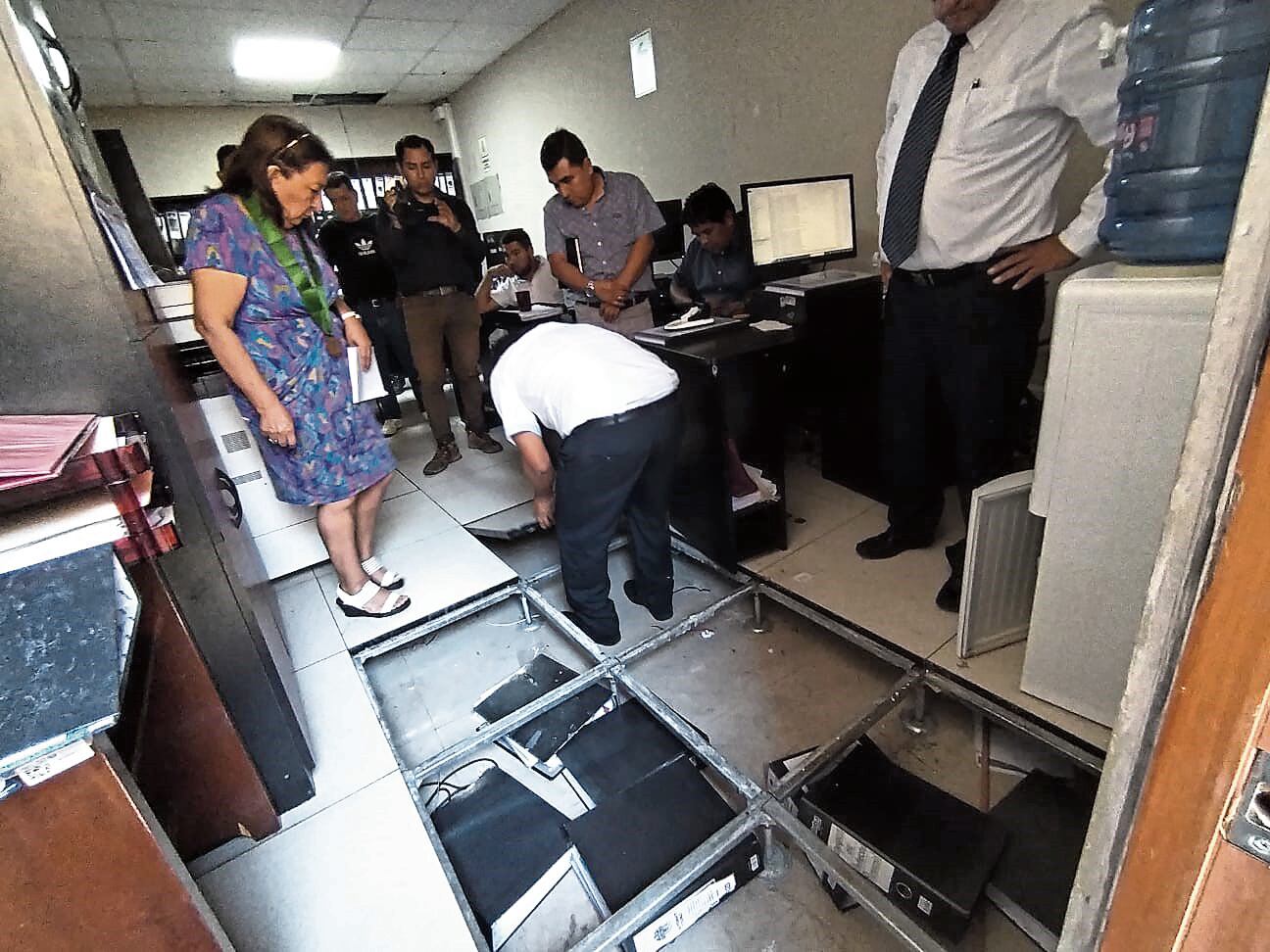 Una trabajadora descubrió el escondite que se había estructurado en el área de Contrataciones de la comuna Trujillana. El alcalde de Trujillo, Mario Reyna, señala que es irregular y extraño. Pide intervención de la Fiscalía. En tanto, el gerente municipal, Luis Guillén, confirmó que lo que hallaron eran contratos de obras.