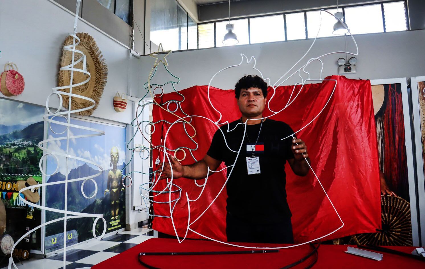 Artesano Daniel Gutiérrez, enseñó a elaborar hermosa figuras navideñas.