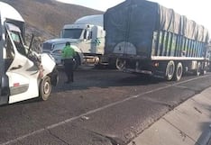 Conductor de miniván se fuga tras chocar contra un camión en la vía Arequipa-Puno