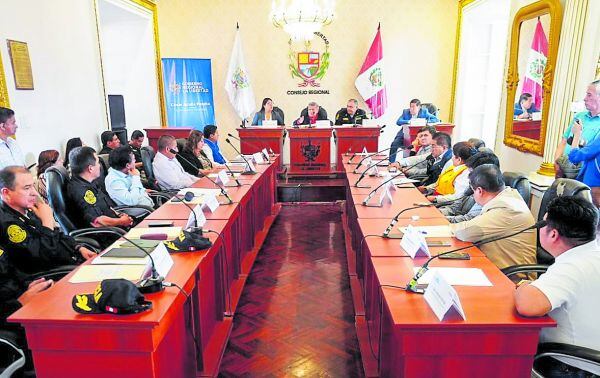 César Acuña afirma que hará las gestiones ante el Gobierno Central. También acuerdan que ya no se autoricen fiestas en distritos de El Porvenir, La Esperanza y Florencia de Mora.