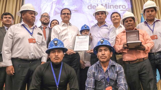 Gobierno rinde homenaje a trabajadores mineros en su día