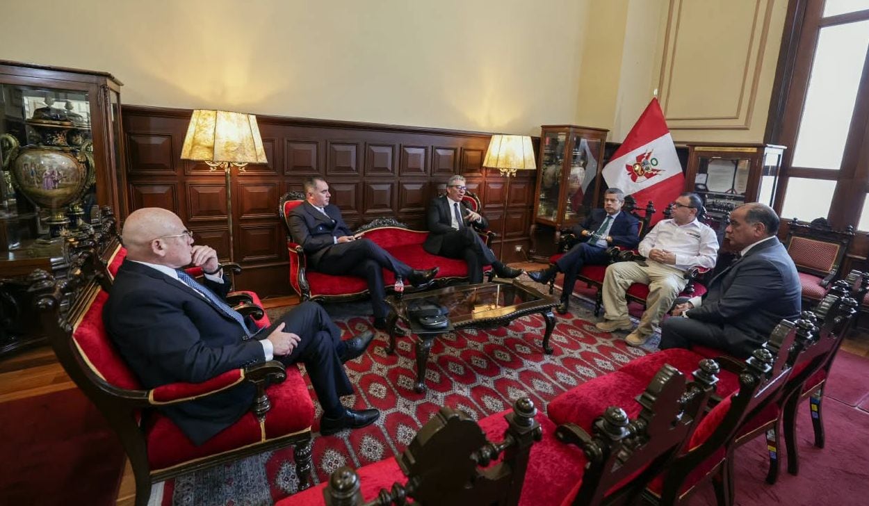 Luis Galarreta en el Congreso para reunirse con Juntos por el Perú (Foto: PCM)