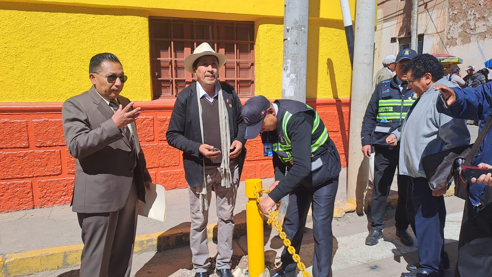 Algunas calles de la ciudad son utilizadas como estacionamiento particular. Foto/Javier Calderón.