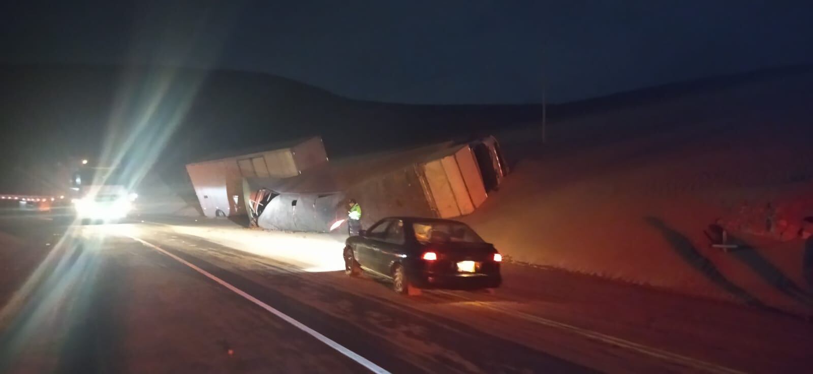 El chofer del camión resultó herido tras choque con cerro. (Foto: Difusión)