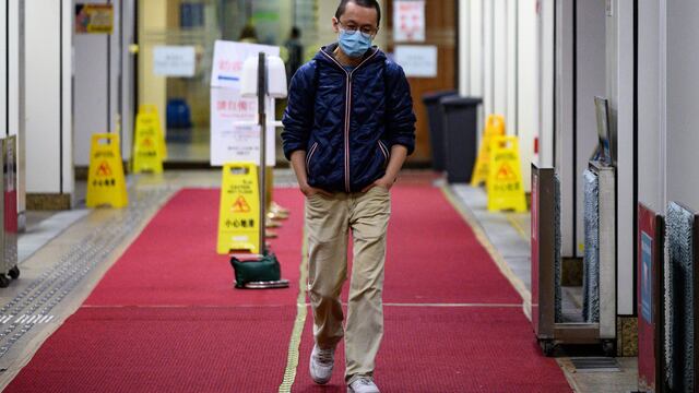 Alfred Wong, el médico que lucha contra el coronavirus en Hong Kong, entre la soledad y el miedo (VIDEO)