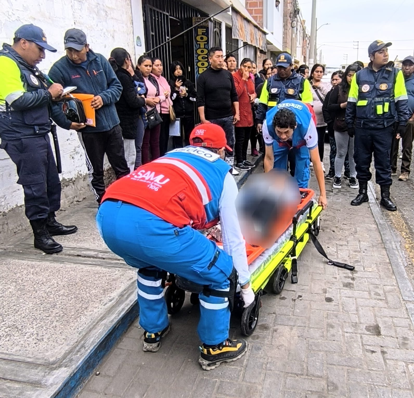 Personal del SAMU evacuó al menor al hospital Unanue. (Foto: Difusión)