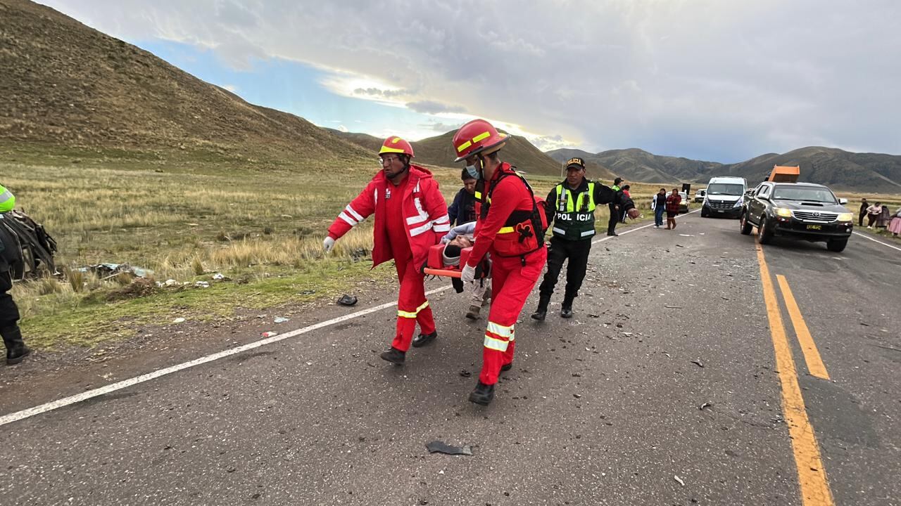 En el lugar falleció el chofer de la combi, mientras el conductor del auto dejó de existir en el camino al hospital.