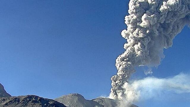 Volcán Sabancaya registra explosiones 48 veces al día (VIDEO)