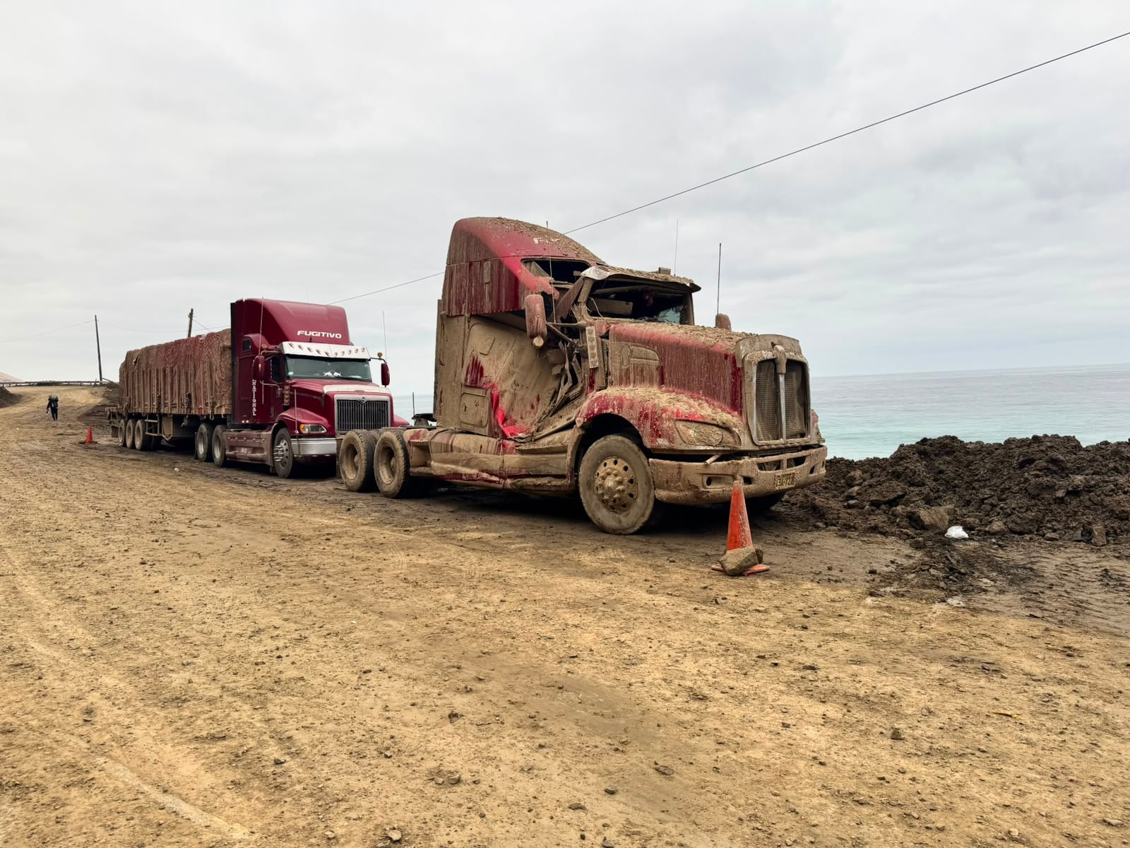 Así quedaron los camiones tras el huaico en la Panamericana Sur en Arequipa. Foto: Joe Arela.